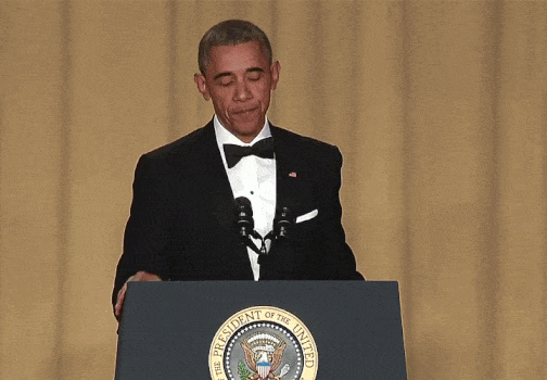باراک اوباما در حال انداختن میکروفون روی سکو