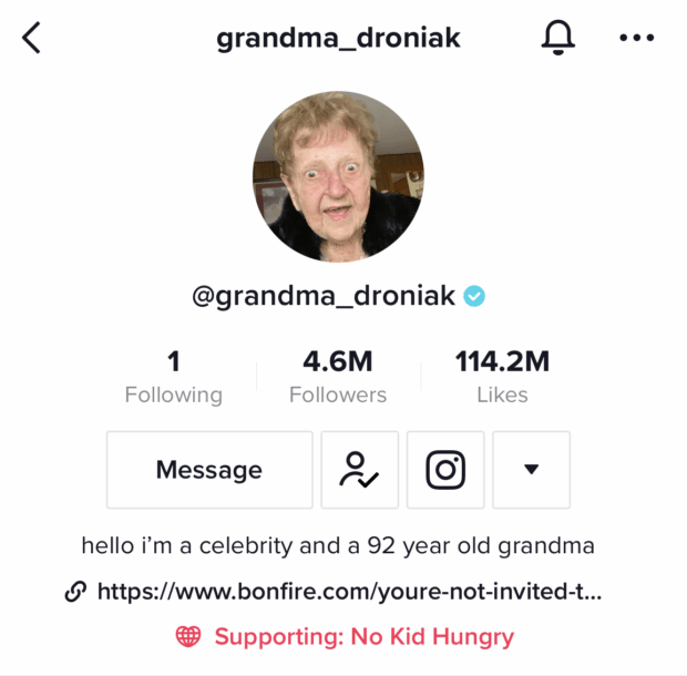 مادربزرگ droniak سلام من یک سلبریتی و یک مادربزرگ 92 ساله هستم