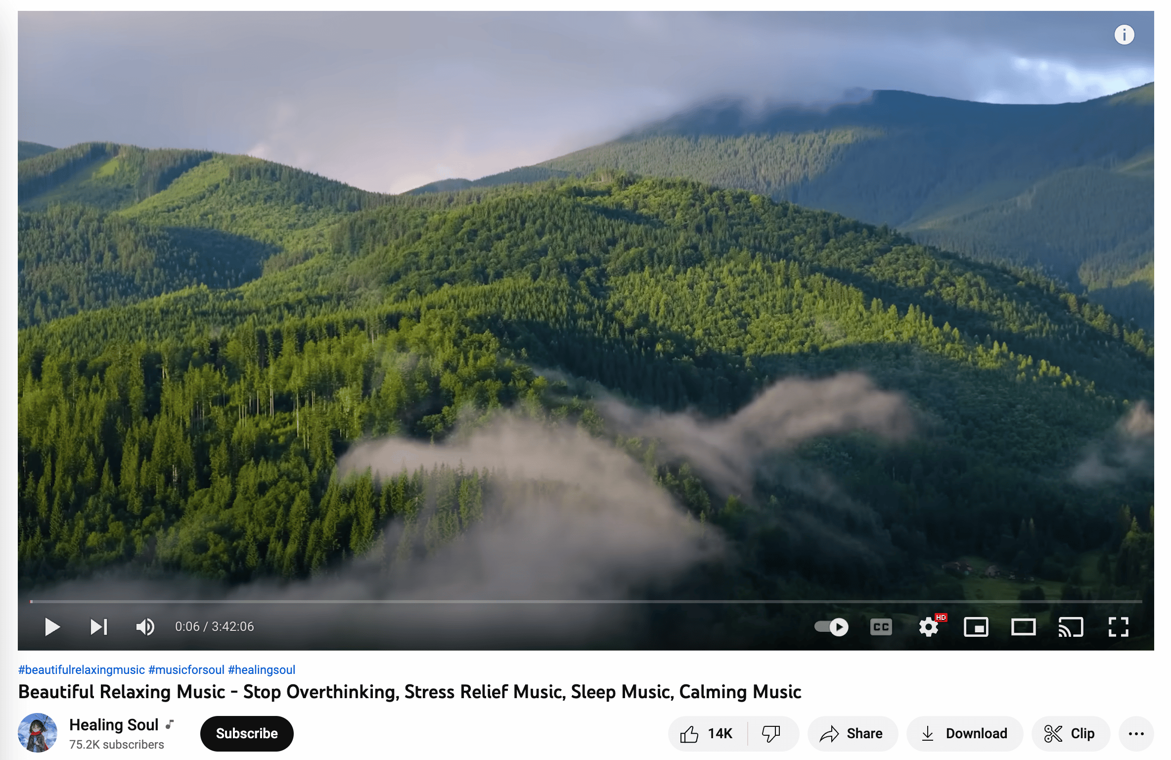 ویدئوی مدیتیشن روح شفابخش که بالای کوه سبز ابری را نشان می دهد