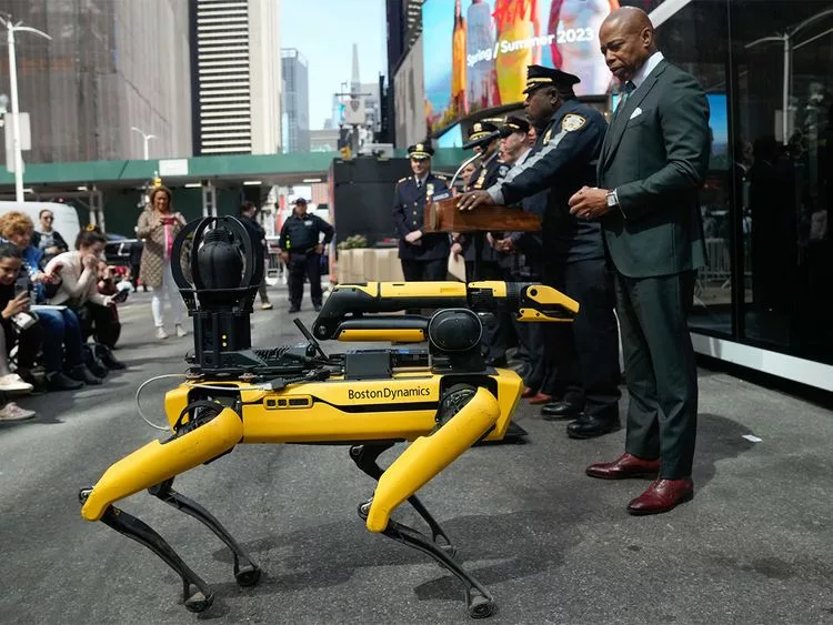 استفاده پلیس نیویورک از ربات ها و دستگاه های ردیاب