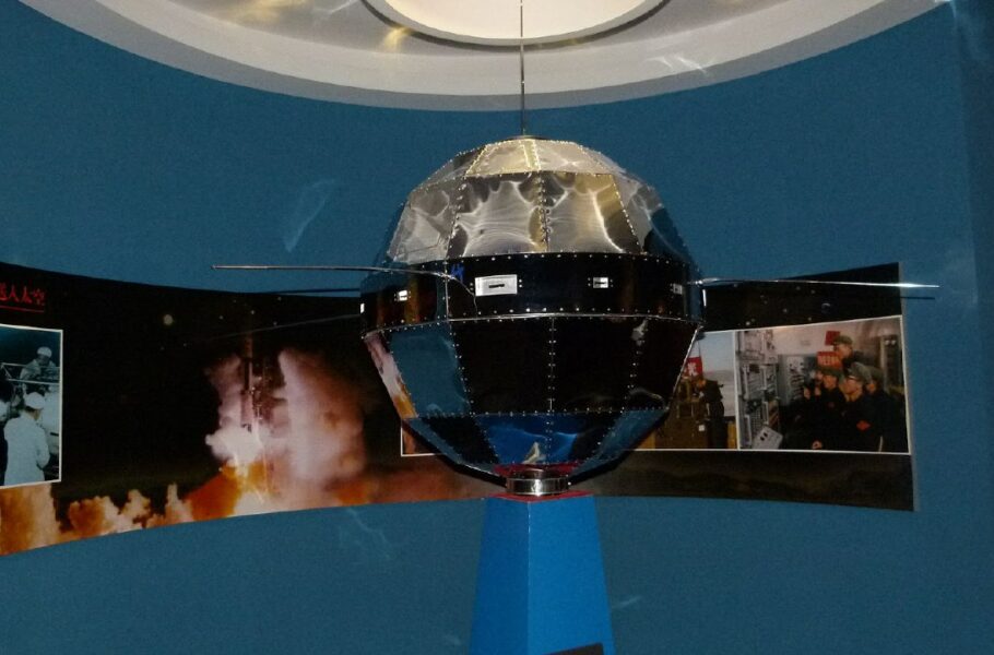 امروز در فضا: چین اولین ماهواره خود به نام دانگفانگونگ را پرتاب کرد